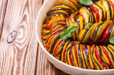 Geleneksel Fransız pişmiş provencal sebze yemeği - Ratatouille