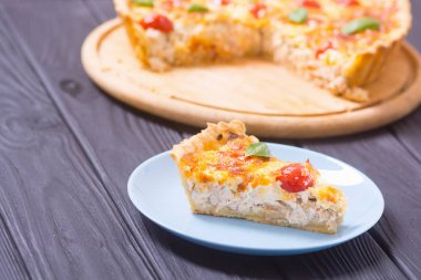 Mantar, domates ve peynir ile Tavuk Quiche lorraine