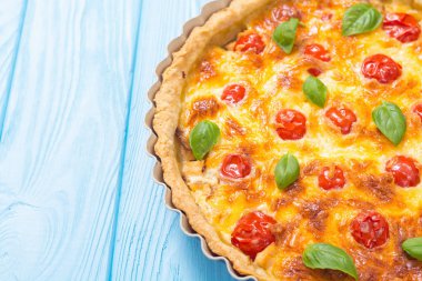 Mantar, domates ve peynir ile Tavuk Quiche lorraine