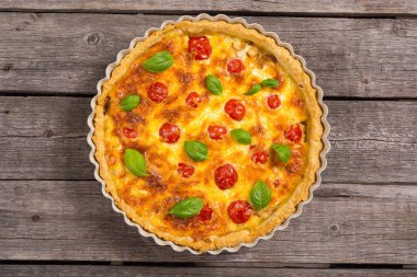 Mantar, domates ve peynir ile Tavuk Quiche lorraine