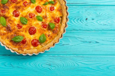 Mantar, domates ve peynir ile Tavuk Quiche lorraine