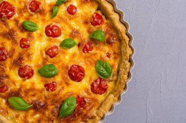 Mantar, domates ve peynir ile Tavuk Quiche lorraine