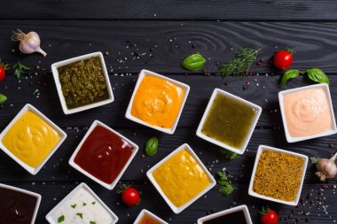 Seramik kasede farklı soslar seti