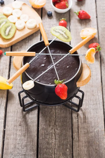 Chocolate fondue whith frutas e bagas — Fotografia de Stock