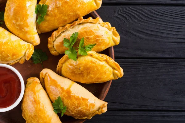 Empanadas latinoamericanas de ternera al horno con salsa —  Fotos de Stock