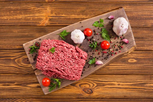 Carne de vită tocată brută cu condimente și ierburi — Fotografie, imagine de stoc