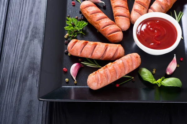 Bratwürste mit Kräutern, Gewürzen und Ketchup — Stockfoto