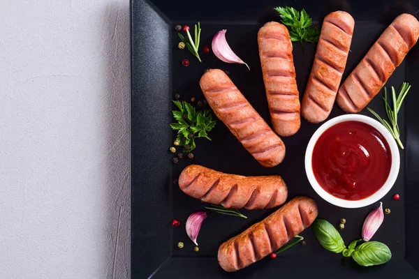 Bratwürste mit Kräutern, Gewürzen und Ketchup — Stockfoto