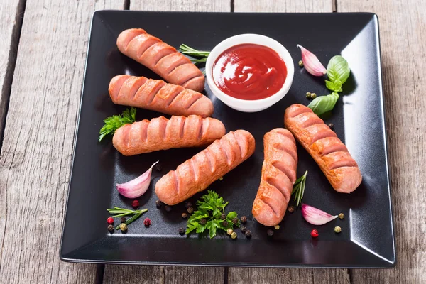 Bratwürste mit Kräutern, Gewürzen und Ketchup — Stockfoto