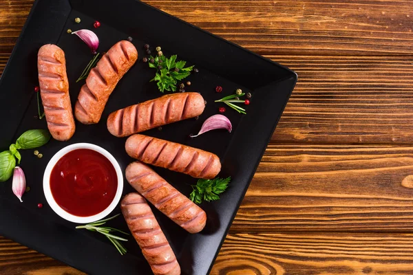 Salsichas fritas com ervas, especiarias e ketchup — Fotografia de Stock