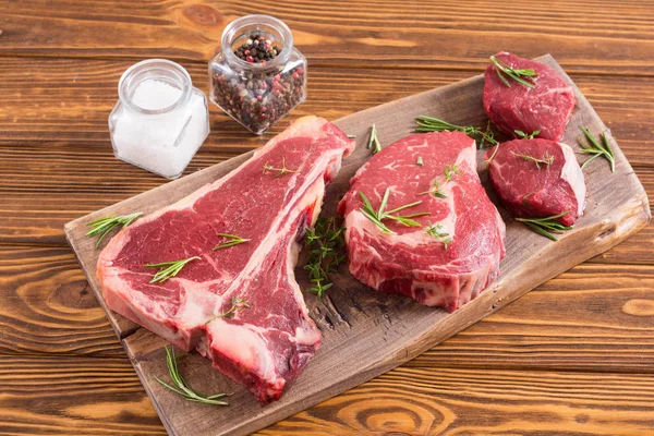 Разнообразие мяса сырой говядины — стоковое фото