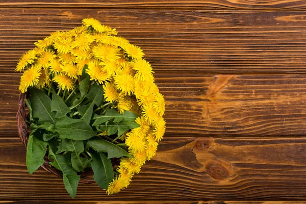 Cesta com flor de dente de leão amarelo — Fotografia de Stock