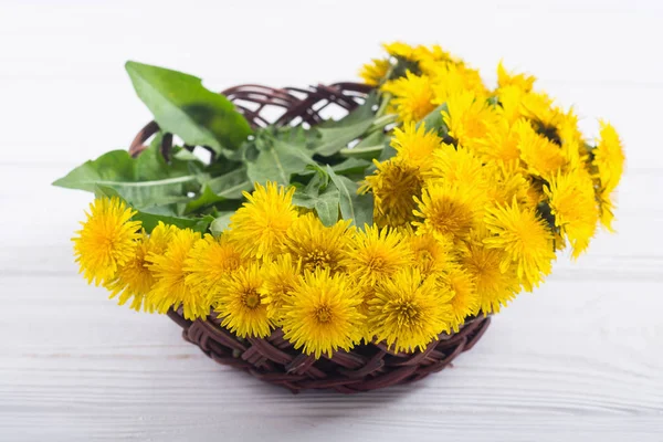 Cesta con flor de diente de león amarillo —  Fotos de Stock