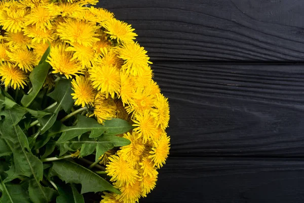 Cesta con flor de diente de león amarillo — Foto de Stock