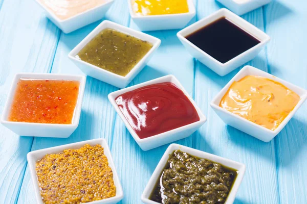 Ensemble de différentes sauces dans un bol en céramique — Photo