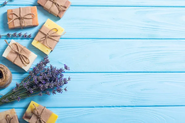 Handgemaakte natuurlijke zeep met lavendel — Stockfoto