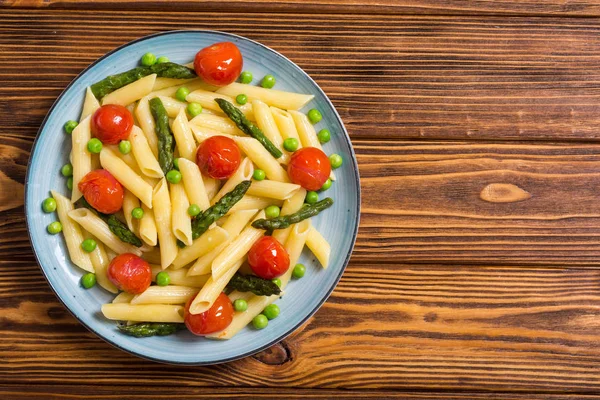 彭尼意大利面沙拉与芦笋,西红柿和豌豆 — 图库照片