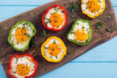 Sarı, kırmızı ve kızarmış yumurta ile yeşil biber