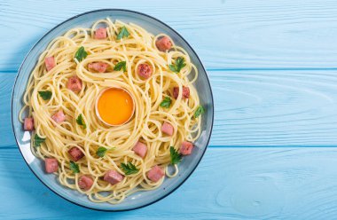 Sosis ve yumurta ile Itslian makarna carbonara 