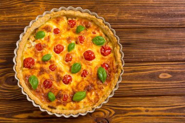 Mantar, domates ve peynir ile Tavuk Quiche lorraine