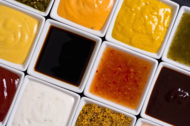 Seramik kasede farklı soslar seti