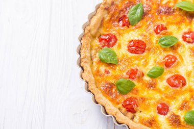 Mantar, domates ve peynir ile Tavuk Quiche lorraine