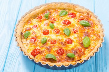 Mantar, domates ve peynir ile Tavuk Quiche lorraine