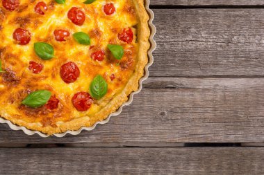 Mantar, domates ve peynir ile Tavuk Quiche lorraine