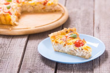 Mantar, domates ve peynir ile Tavuk Quiche lorraine