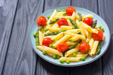 Kuşkonmaz, domates ve bezelye ile Penne makarna salatası