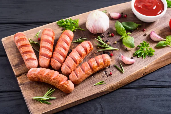 Bratwürste mit Kräutern, Gewürzen und Ketchup — Stockfoto