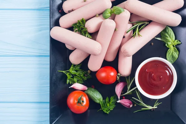 Surowe kiełbasy wołowe z pieprzem, ziołami i ketchup — Zdjęcie stockowe