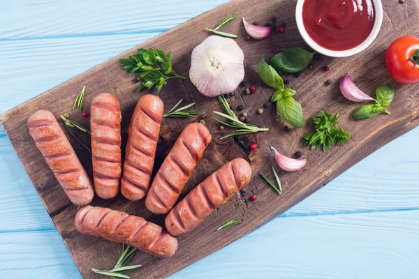 Bratwürste mit Kräutern, Gewürzen und Ketchup — Stockfoto