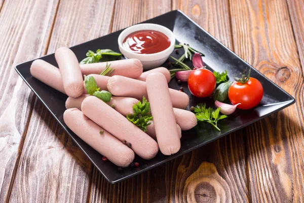 Сирі яловичі ковбаски з перцем, травами та кетчупом — стокове фото