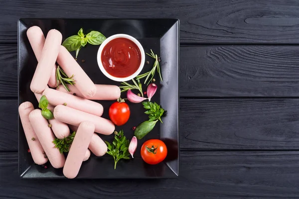 Rauwe runds worst met peper, kruiden en ketchup — Stockfoto