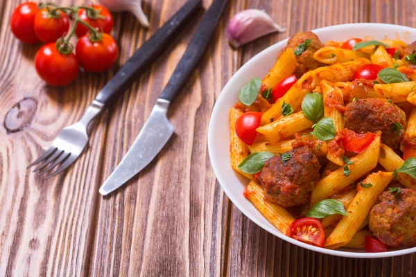 意大利便士意大利面,带肉丸和西红柿 — 图库照片
