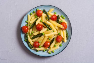 Kuşkonmaz, domates ve bezelye ile Penne makarna salatası