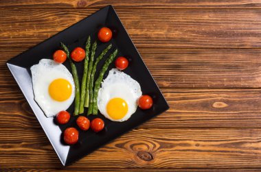 Yumurta, kuşkonmaz ve domates ile sağlıklı kahvaltı