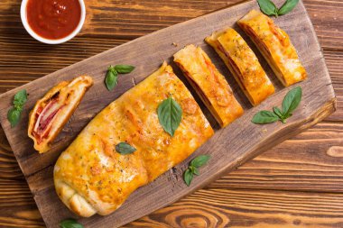 Peynir salam zeytin ve domates ile Pizza rulo stromboli 