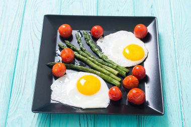 Yumurta, kuşkonmaz ve domates ile sağlıklı kahvaltı