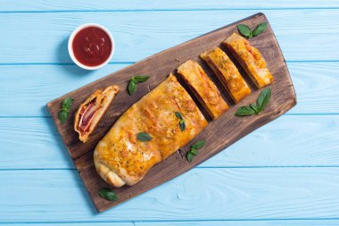 Peynir salam zeytin ve domates ile Pizza rulo stromboli 