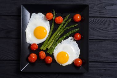 Yumurta, kuşkonmaz ve domates ile sağlıklı kahvaltı