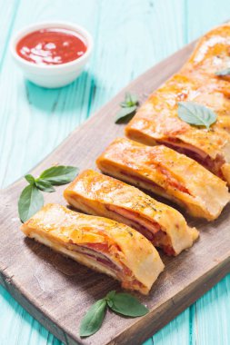 Peynir salam zeytin ve domates ile Pizza rulo stromboli 