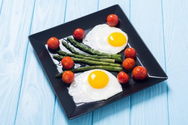 Yumurta, kuşkonmaz ve domates ile sağlıklı kahvaltı