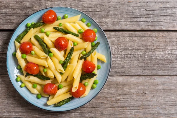 彭尼意大利面沙拉与芦笋,西红柿和豌豆 — 图库照片