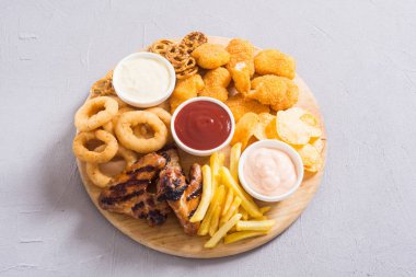 Soğan halkaları , nuggets ızgara kanatları , patates kızartması ve sn karışımı