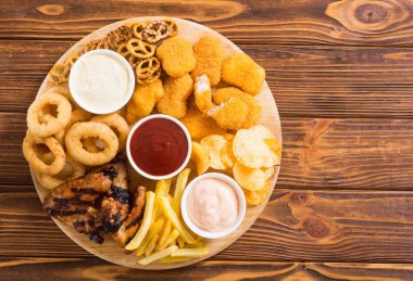 Soğan halkaları , nuggets ızgara kanatları , patates kızartması ve sn karışımı