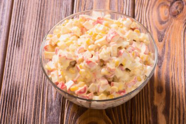 Yengeç çubukları, mısır, yumurta ve mayonez salatası