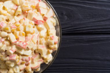 Yengeç çubukları, mısır, yumurta ve mayonez salatası