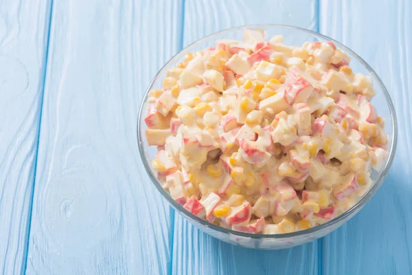 Salada com palitos de caranguejo, milho, ovos e maionese — Fotografia de Stock
